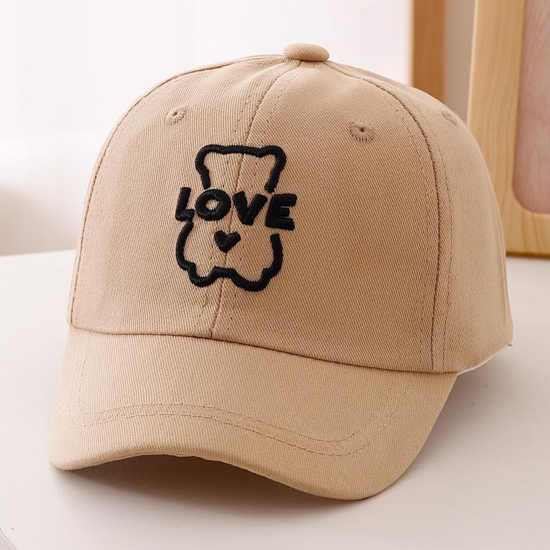 Einfache und süße Baseballkappe in Teddybär-Form mit Hohlprofil und gesticktem LOVE für Kinder, geeignet für tägliche Ausflüge.