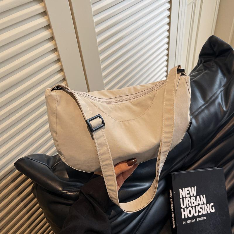 

Вместительный нишевый дизайн, повседневная, простая и универсальная новая текстурированная сумка-пельмень через плечо бежевый