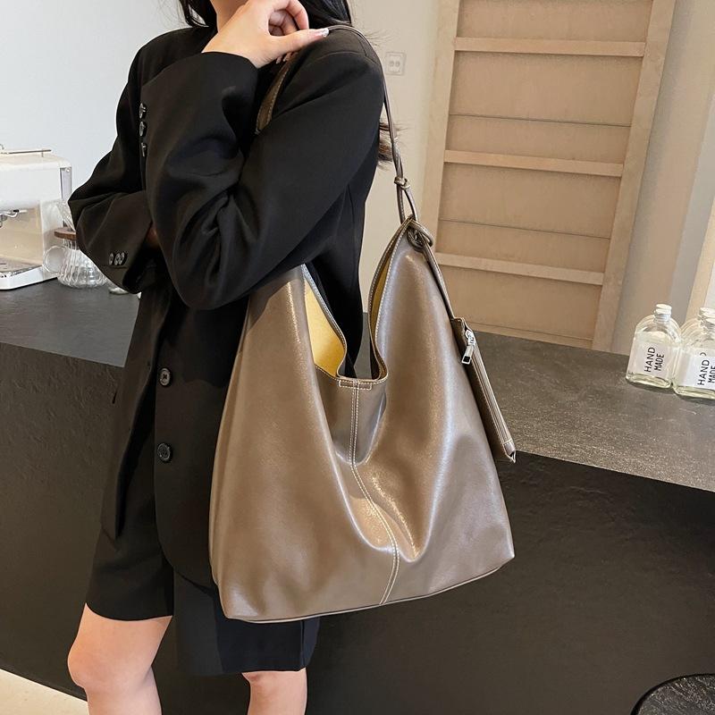 2025 new high-end soft leather shoulder tote bag large-capacity casual bucket lazy crossbody commuter armpit
