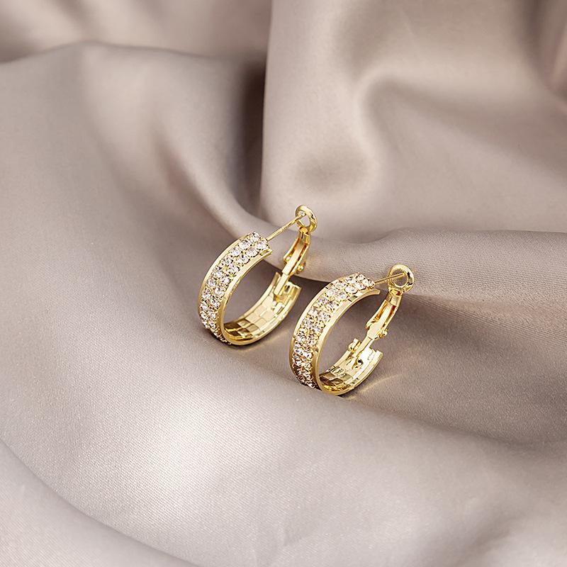 Серьги-гвоздики C-образной формы, полностью инкрустированные бриллиантами, высококлассные, в стиле легкой роскоши, с ароматом, темпераментные, для знаменитостей, милые, простые, модные, для молодежи, ушные клипсы