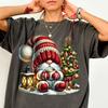 Rotes Gartenzwerg-Shirt Comfort Colors® Süßes Gartenzwerg-Shirt Familien-Weihnachtsshirts Weihnachtsfilm-T-Shirt Heiße Schokolade Winterurlaub Geschenk Frohe Weihnachtsfeier