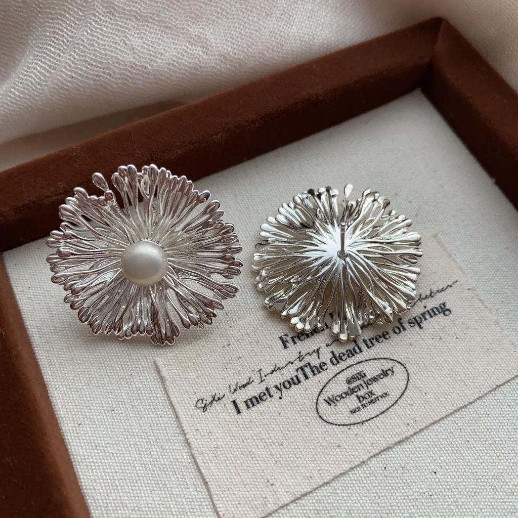 French Metal Flower Pearl Stud Earrings, High-End Light Luxury, Personalized Temperament, Niche Three-Dimensional Design Earrings