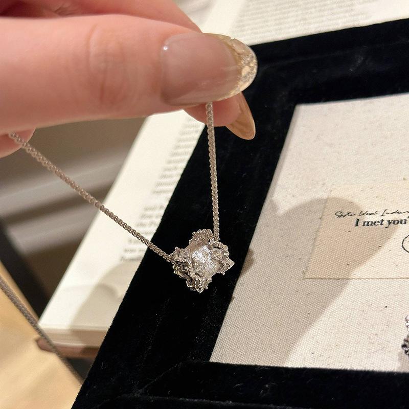 Elegante hochwertige Spitzen-Häkel-Halskette Modetrend Schlüsselbein-Kette zylindrischer Anhänger Hochzeits Schmuck Geschenke