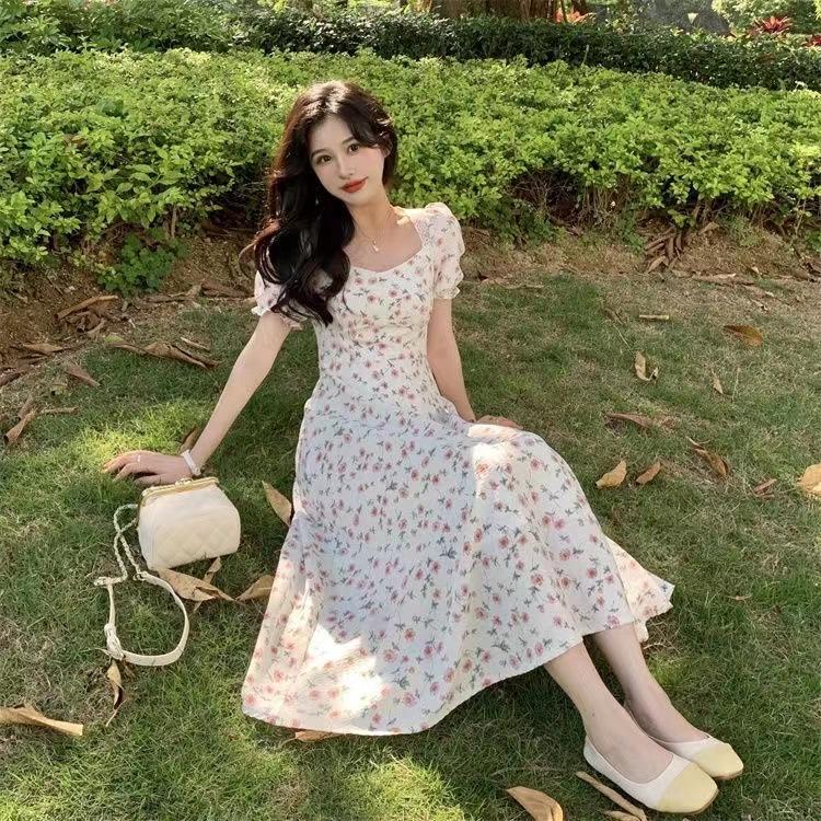 Elegantes Teekleid mit Blumenmuster: Französischer Stil, Kurzärmelig, Damenhaft, Mittellang mit schlanker Taille - Perfekt für Frühling und Sommer.