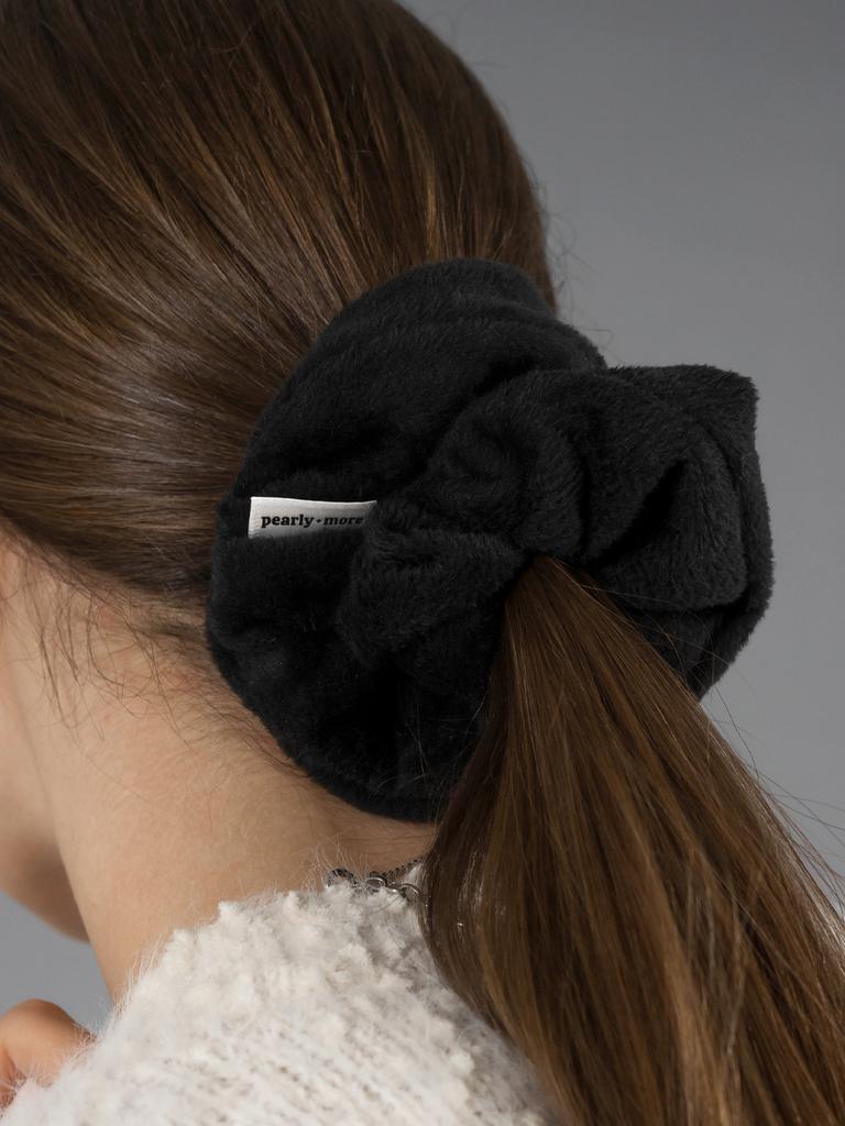 Pearly More Fleece Black Scrunchie
