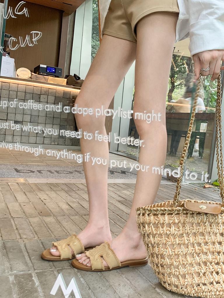 Su Yinyin wears the same retro embroidered denim beard edge slippers women's round head versatile casual word with sandals outside summer