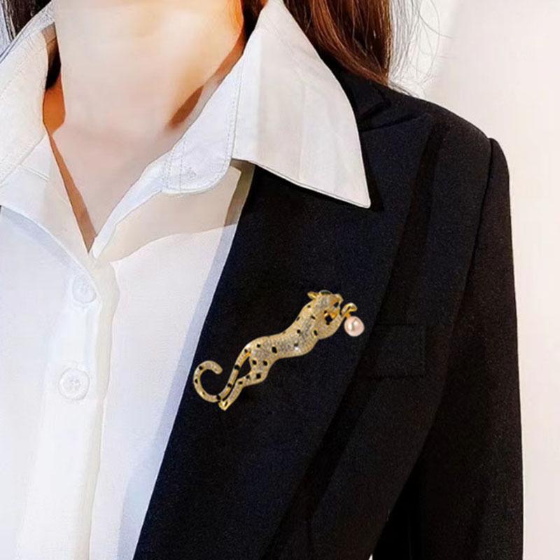 Retro Gold Leopard Brooch: Trendy, Long, Exaggerated Pin for Men & Women's Clothing Accessories