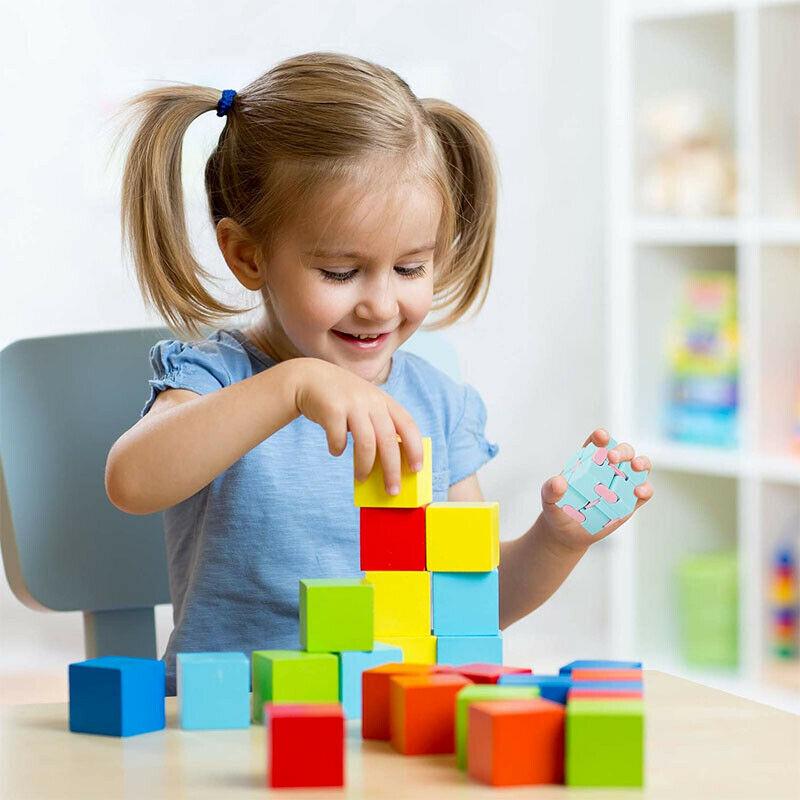 Маленькие дети в детском саду. Развивающие игрушки для детей 5 лет. Игры играют дети до 3 лет. Игрушки для детей 2 года. Безопасные игрушки для детей.