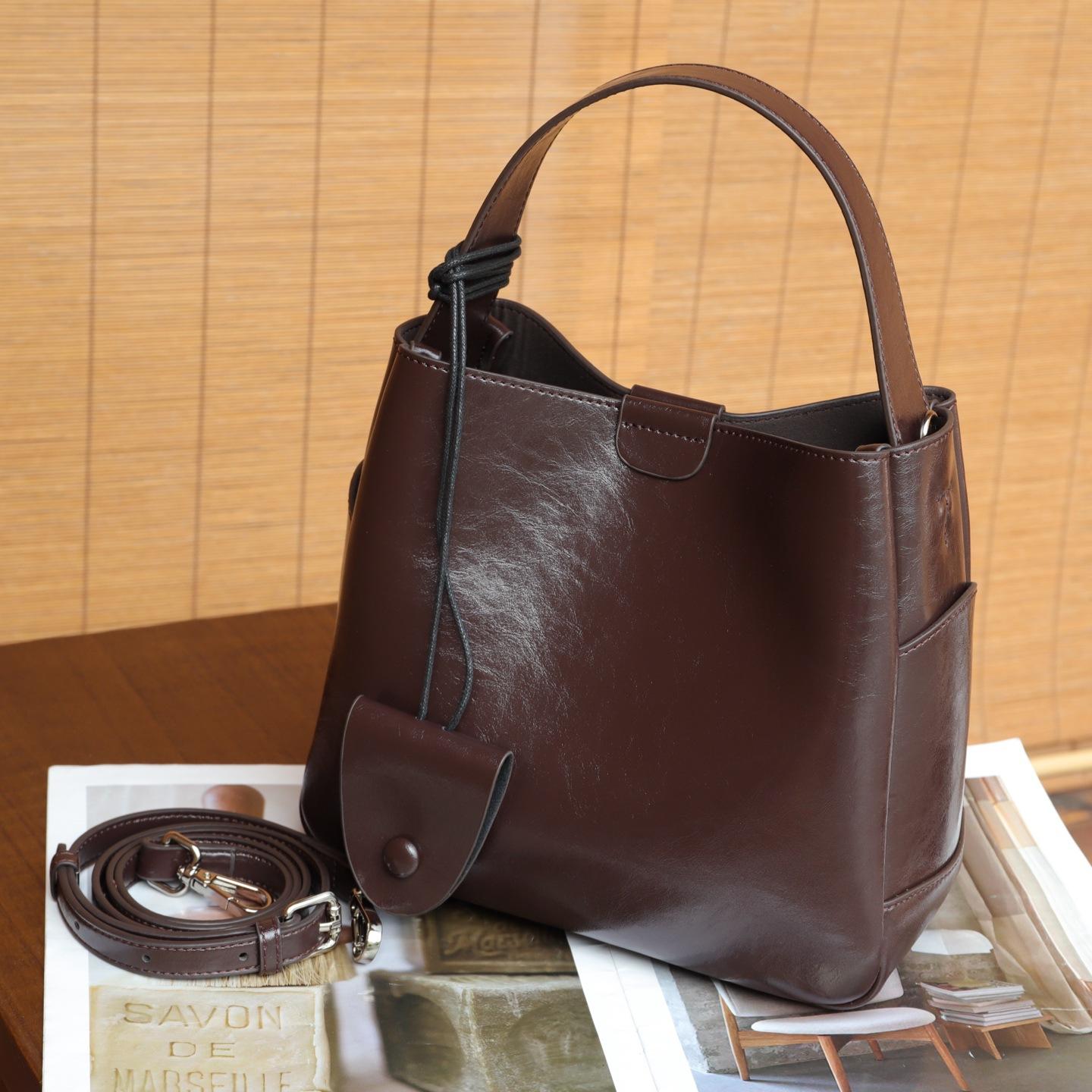 

The First Layer Of Cowhide Autumn And Winter Exquisite Versatile Color Fashionable Large-Capacity Bucket Bag Casual Women S Shoulder Bag коричневый
