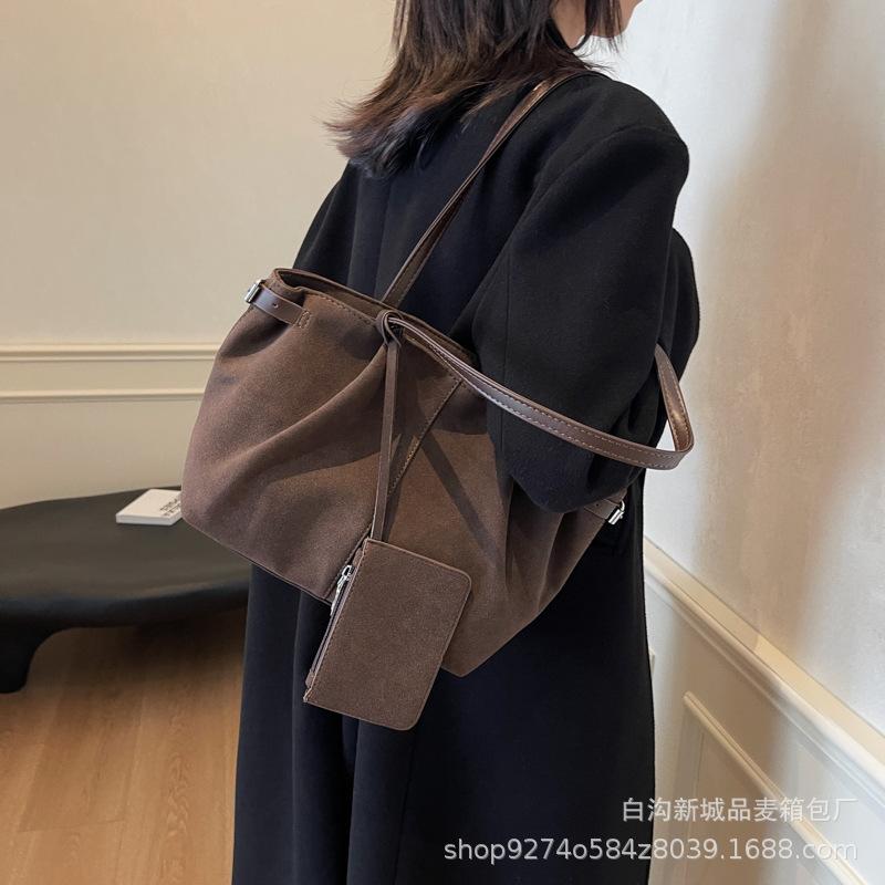 

Autumn and winter explosion matte big bag women s 2025 new trendy temperament versatile shoulder bag large capacity commuter tray