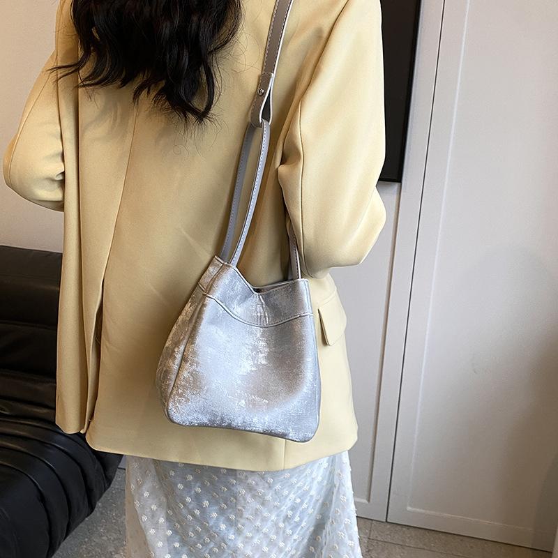 Large capacity fashion texture simple shoulder messenger bag women's 2025 spring new versatile bucket bag tide