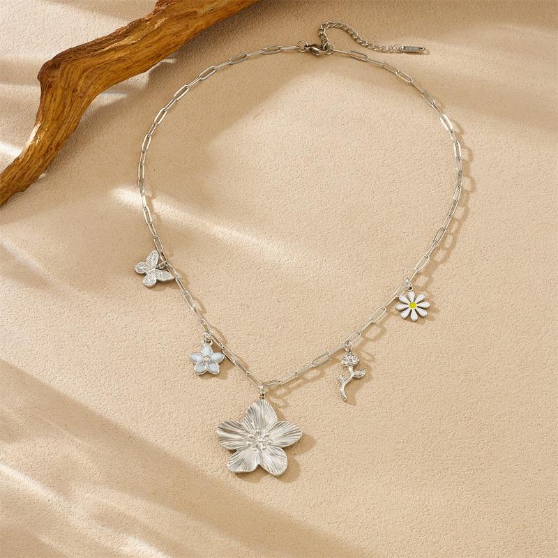 Gold Paperclip Chain Necklace with Flower and Butterfly Charms серебряный