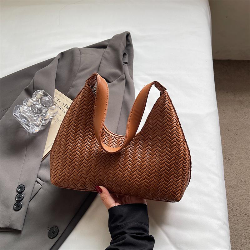 

Сумка-подмышка из мягкой плетеной кожи в стиле легкой роскоши, женская, сезон осень 2025, ретро, модная, с зарубежной текстурой, для поездок на работу, на плечо коричневый