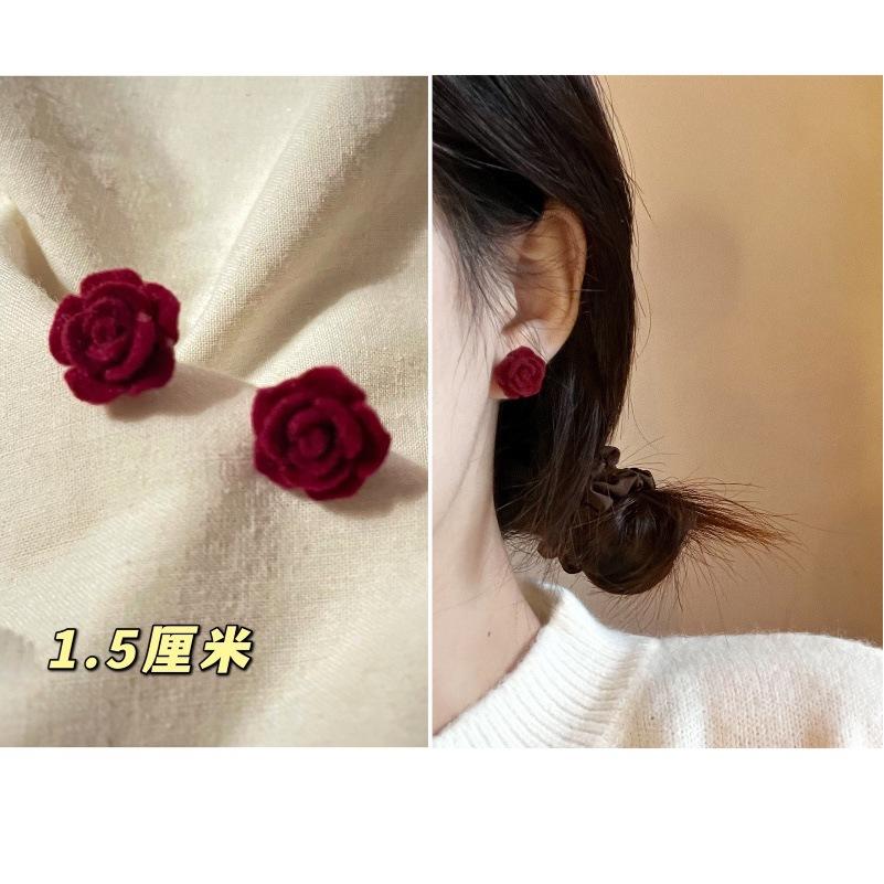 

Retro flocking rose stud earrings literary French burgundy high sense fairy beautiful winter earrings small fresh
