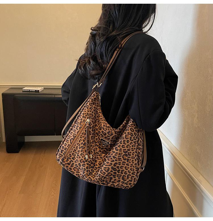 

Korean Leopard Print Tote: Large Capacity Crossbody & Shoulder Bag for Women - Autumn 2025