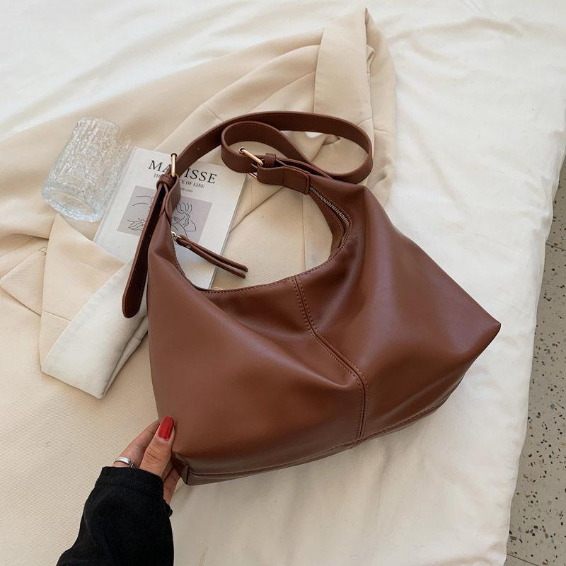Large-capacity high-end explosive foreign style new versatile Mori niche Korean version retro casual underarm baguette bag