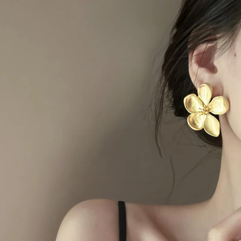 Retro Mattes Gold-Blumenohrringe für Damen und Mädchen - Ideales Schmuckgeschenk für Mode-Wear… Mehr
