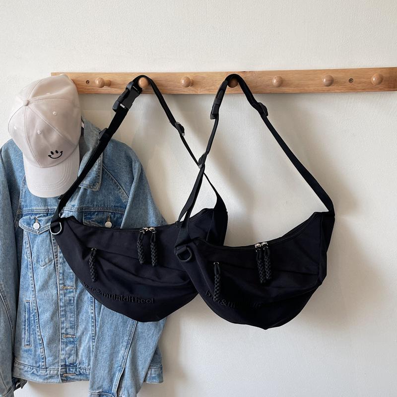 High-value casual new messenger bag women's 2025 commuting large-capacity fashion sports dumpling bag going out shoulder bag