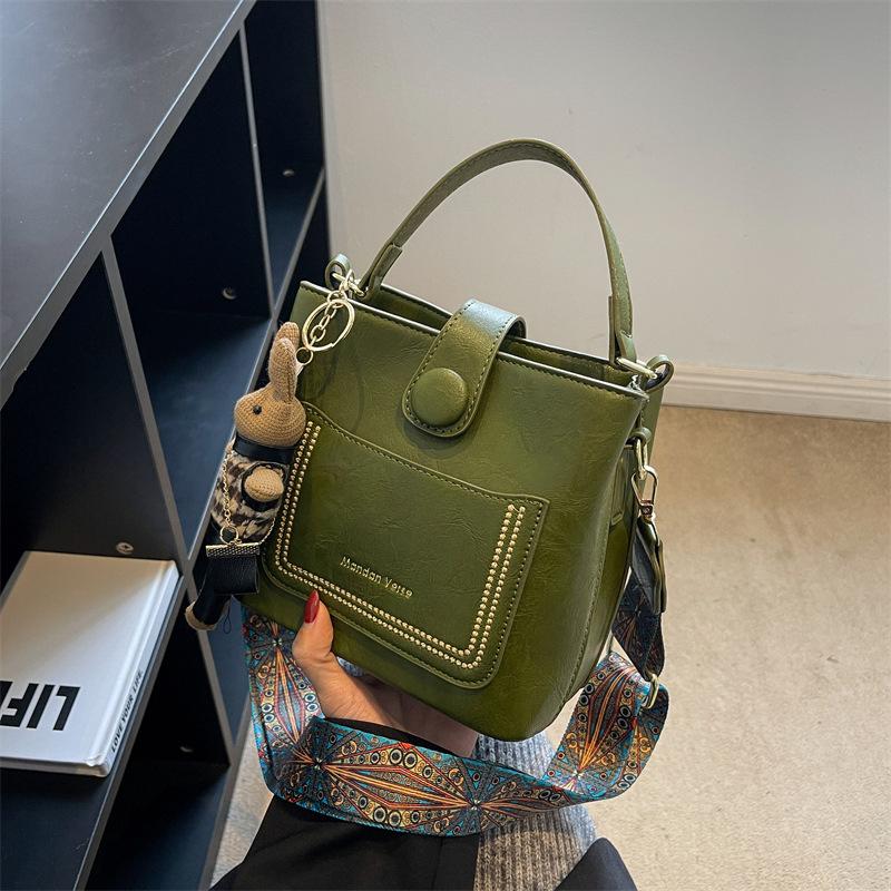 Sac ethnique tendance pour femme - Sac à bandoulière simple et rétro, texture couleur unie et toucher luxueux pour le transport.