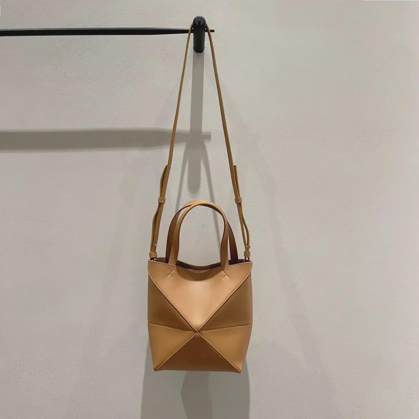 

«Большая вместительная сумка-тоут из коровьей кожи с геометрическим узором»