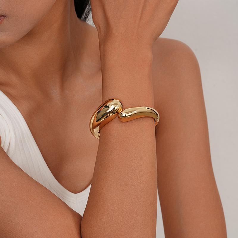 Interlocking Ring Open Bangle - European & American Light Luxury Design for Women