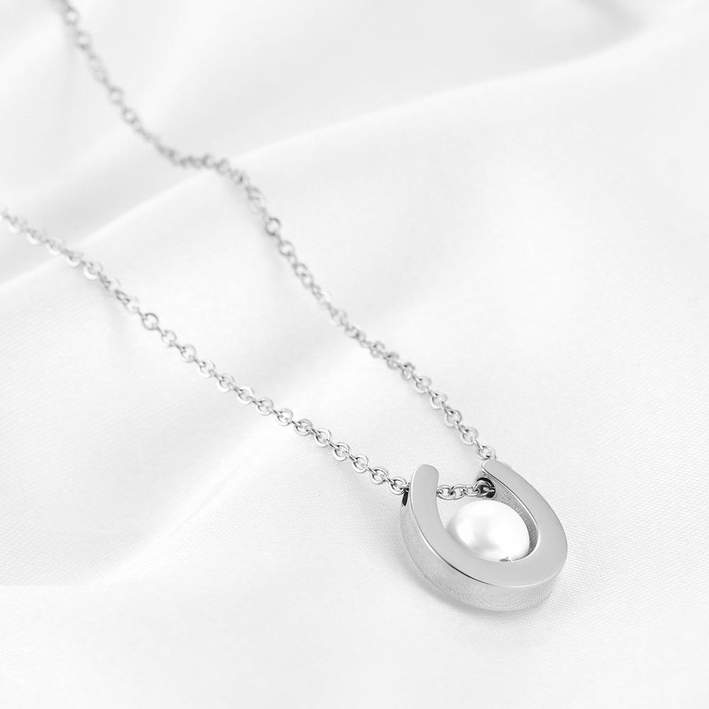 Retro U-Shaped Horseshoe Pearl Pendant Necklace