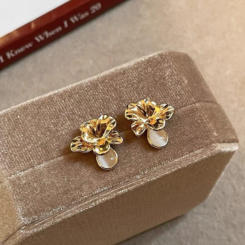 French metal opal flower earrings women s light luxury retro exquisite stud earrings niche design temperament earrings