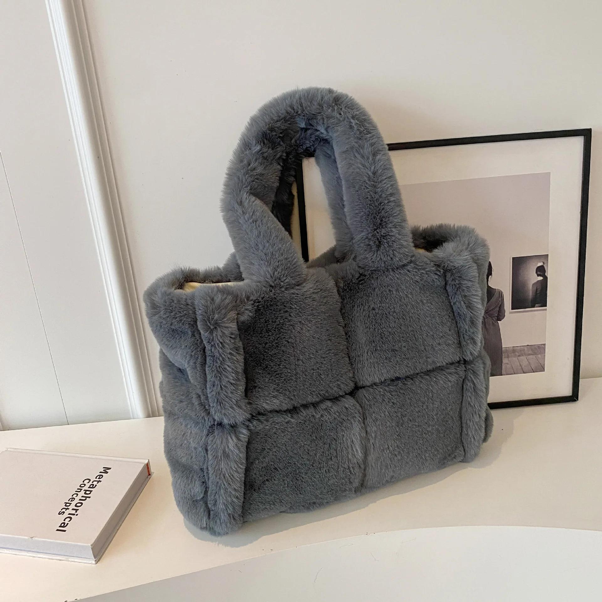 

Winter Soft Plush Shoulder Bag Fluffy Faux Fur Bags for Women Warm Handbags and Purses Large Shopper Purses Designer Bags Female 43xx28x10cm