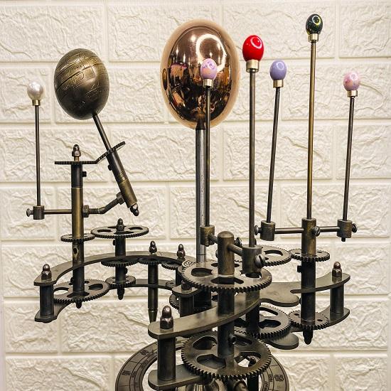 Orrery Zeitlose Eleganz Handgefertigt Voll funktionsfähiges Sonnensystem-Orrery Ein Sammlerstück zur Dekoration Für Zuhause, Büro
