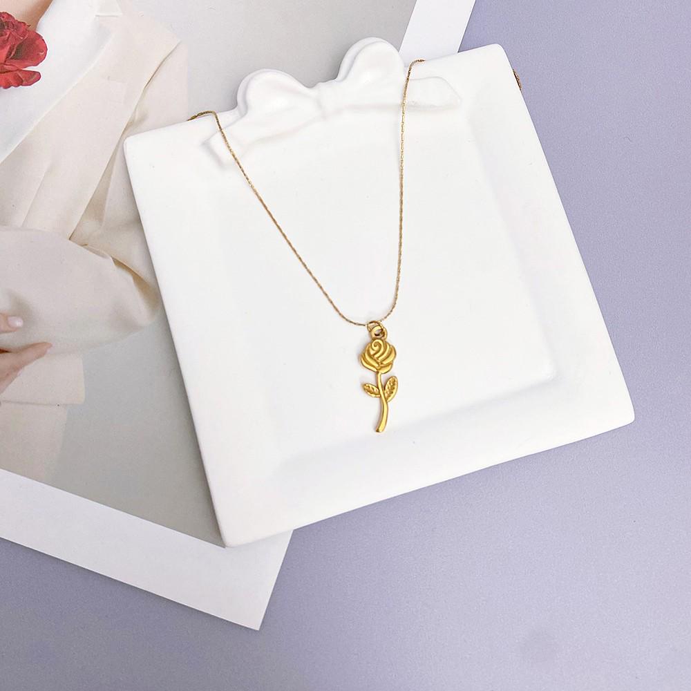 Elegante Collar Floral de Rosa 3D: Acero de Titanio Chapado en Oro de 18 Quilates, Diseño Francés Europeo