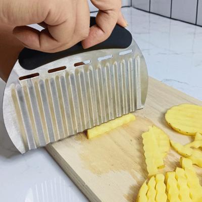Kartoffelschneider aus Edelstahl, Wellenzerkleinerer für Gemüse und Obst, einfach zu verwendendes gewelltes Klingendesign, ergonomischer Griff, Pommes-Frites-Schneider für Karotten