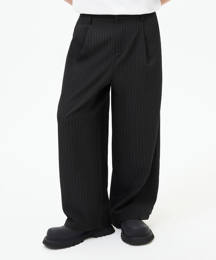 TRILLION One-Pleat Stripe Button Strap Wide Slacks [Black]