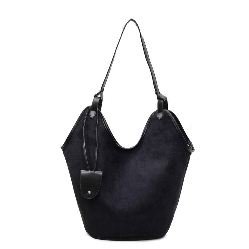 

Large capacity tote bag textured deerskin fleece shoulder bag niche portable bag commuter armpit bag чёрный
