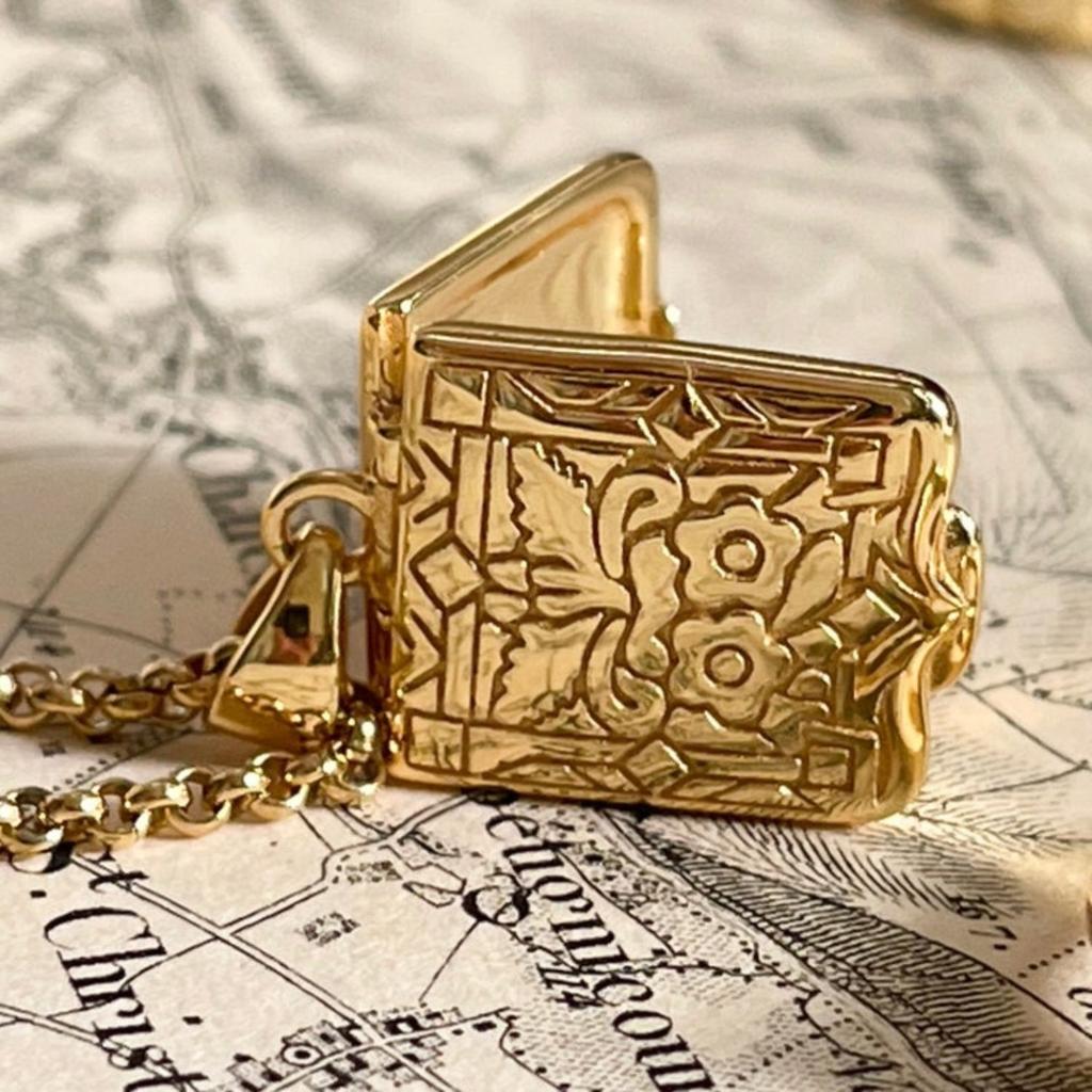 Love Flower Album Pendant Square Opening And Closing Necklace Niche Design Opening And Closing Love Pendant Collarbone Chain