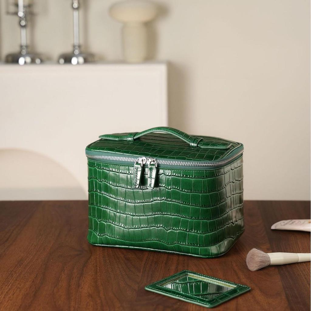 Crocodile Pattern Cowhide Makeup & Toiletry Bag: Portable, High-Capacity, Travel-Ready.