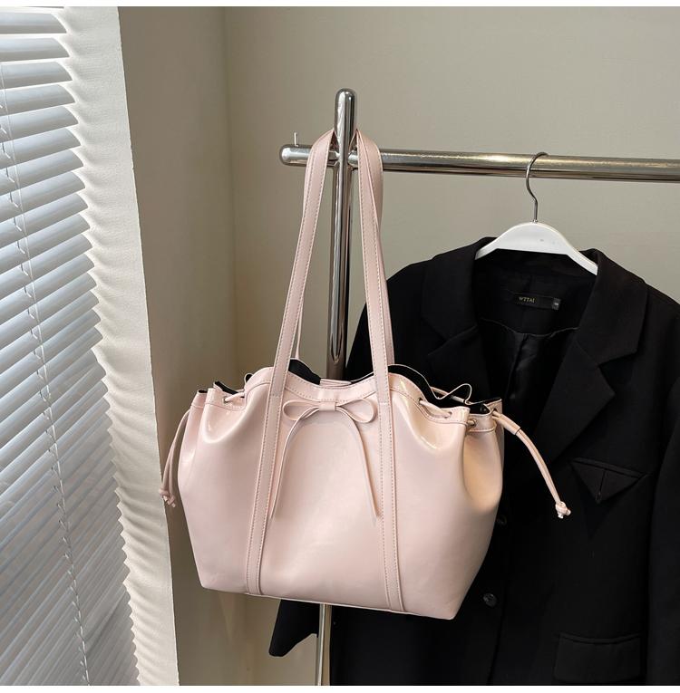 

Bow Drawstring Tote Bag for Women Retro Commute Large Capacity One Shoulder Bags Texture Soft PU Red Wedding Handbag (30cm<Max Length<50cm)