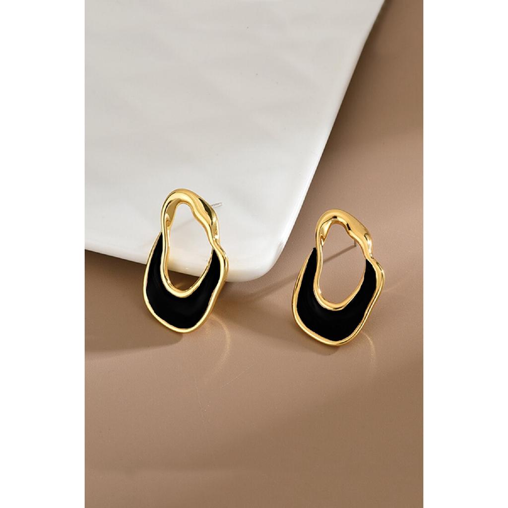 Asymmetrische schwarz emaillierte goldfarbene Ohrringe