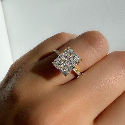 "European & American Luxury Ice Flower Cut High-End Design Ring for Women - Super Flash R7233"