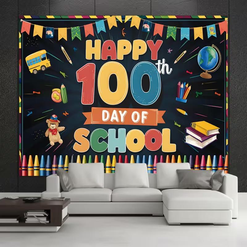 Fröhlicher 100. Schultag Kulisse, Lebendige Tafel-Szene mit Schulmaterial und Girlanden, Festliche Klassenzimmerwanddekoration