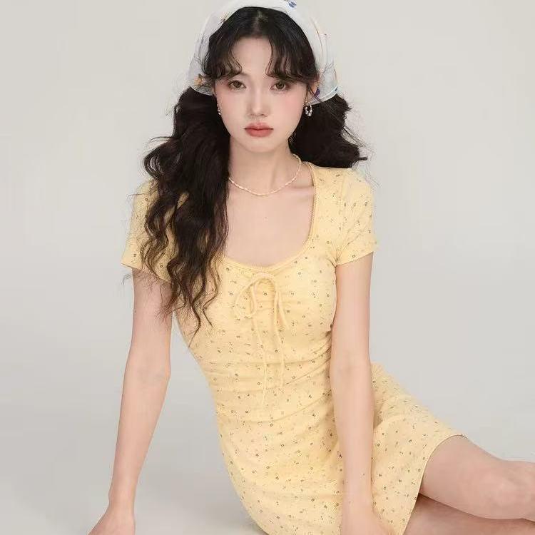 

Elegant Yellow Floral Slim-Fit Summer Dress with Lace and Square Neck Short Style M for 100-110 jin