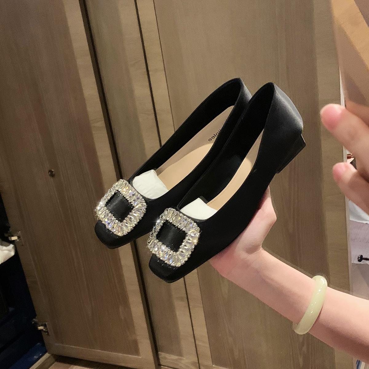 

Grape mother has the same expensive square buckle rhinestone shallow mouth square head flat shoes for commuting and one pedal, genuine leather single 40 чёрный