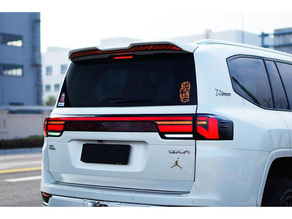 Starry Sky Taillights for Toyota Land Cruiser LC300: Through-Type, Easy Install