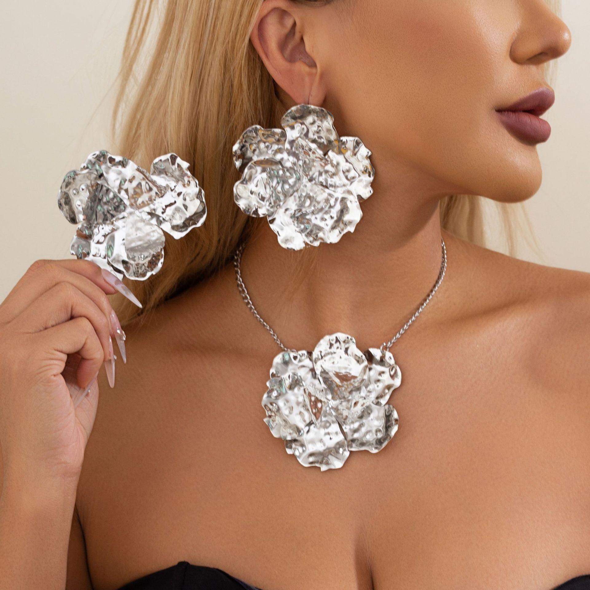 

Fashion Style Liquid Metal Pleated Petal Necklace, Personalized Three-Dimensional Large Flower Collarbone Necklace