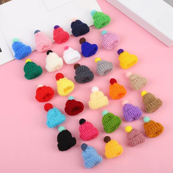 Yousheng 50 шт. Мини-вязаные рождественские шапочки Разноцветные DIY Вязаные крючком маленькие шапочки с помпоном Поделки Украшения на елку Аксессуары для кукол И праздничный декор