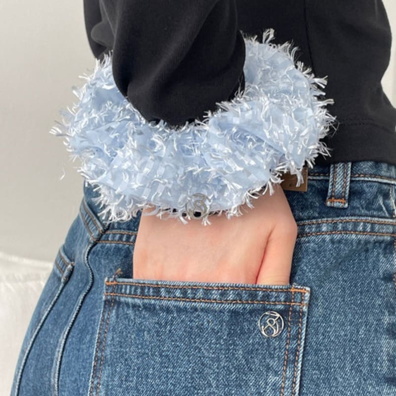 38comeoncommon Fjädersymbol Scrunchie (Himmelsblå)