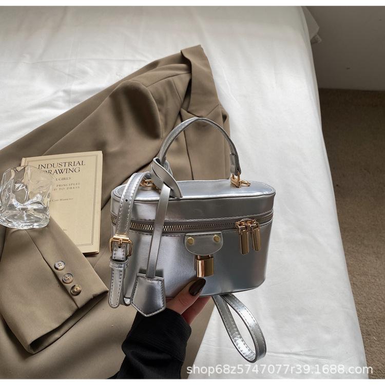 

High-value niche handbag women s 2025 new fashion and versatile chain crossbody bag box small square bag armpit bag серебряный