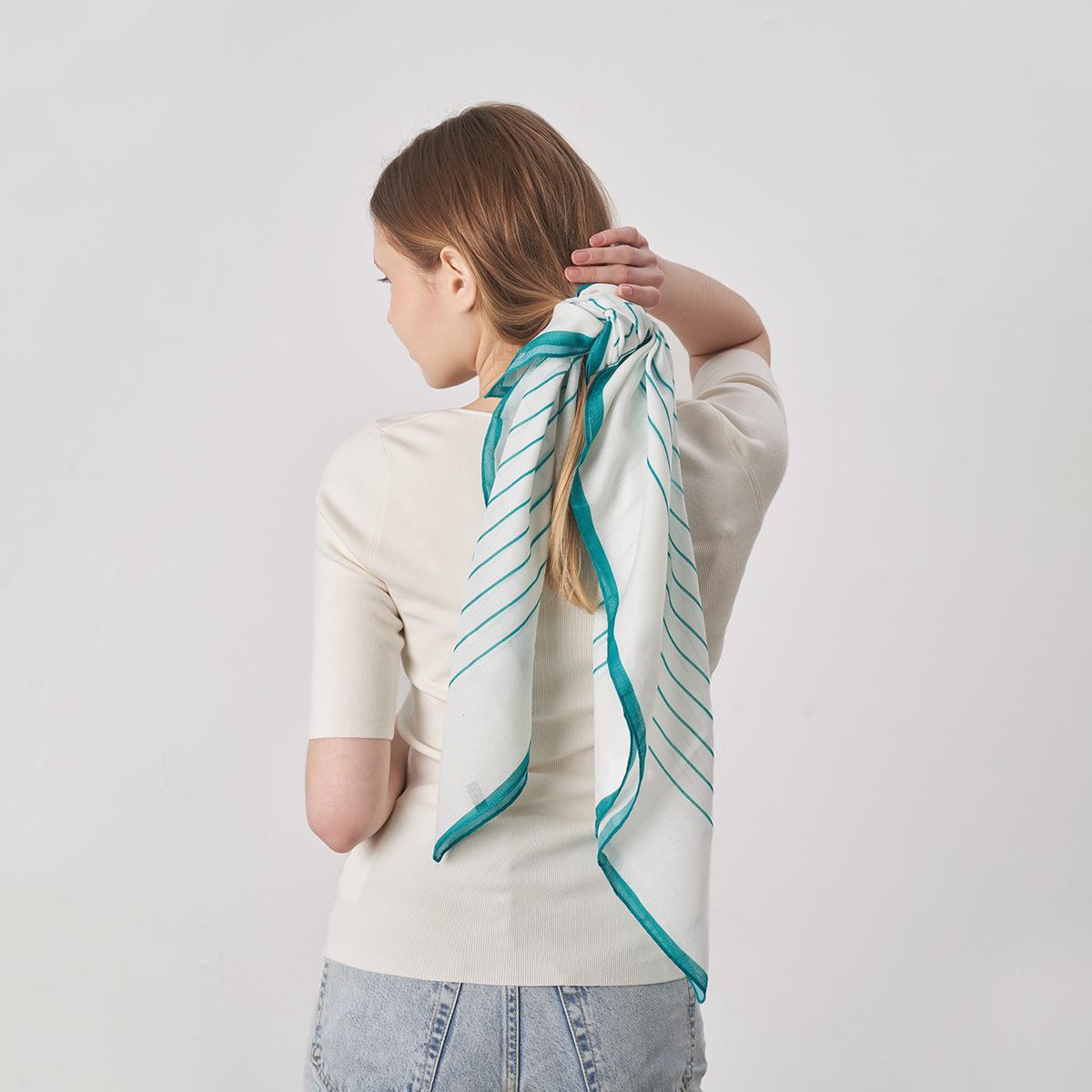 

Новый весенний, летний и осенний женский ретро универсальный сине-белый декоративный квадратный шарф с принтом маленького кита, повязываемый на голову, шарф из искусственного шелка белый