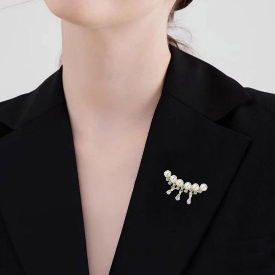 Women Brooch Sparkling Rhinestones Imitation Pearls Decor Suit Lapel Pin Sweaters Collars Hats Bags Coats Scarves Badge
