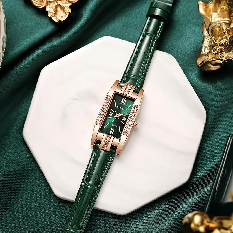 Vintage Schmuckset mit grünen Edelsteinen: Uhr, Halskette, Ohrringe und Ring