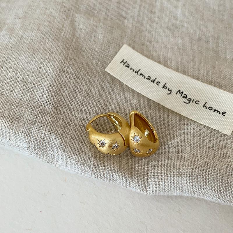 

Элегантные серьги из матового металла с цирконами для женщин: Уникальный и универсальный модный аксессуар